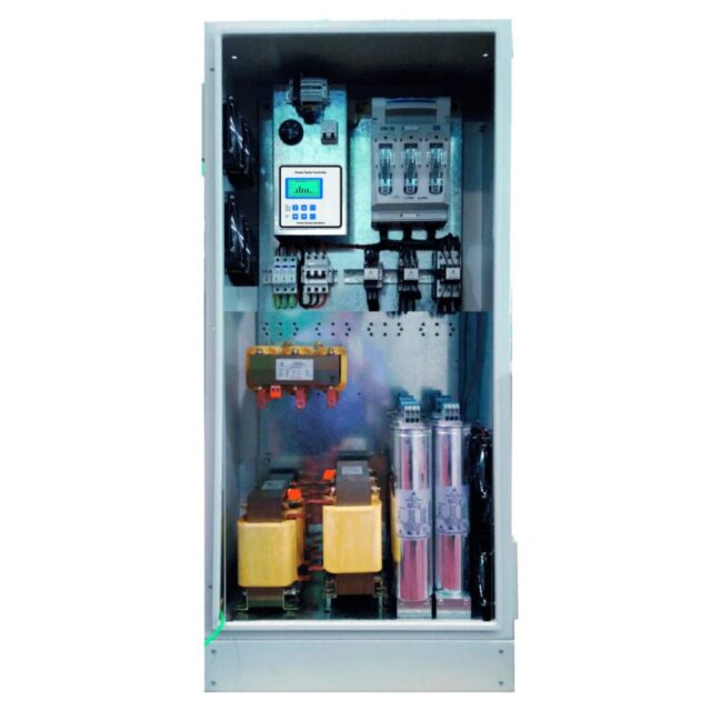 Corrector automático del factor de potencia de alta performance con reactores de filtro. Apto para redes con contenido armónico importante: 3% THD-V > 6% Cuenta con un regulador BR7000-I que controla automáticamente la operación del equipo e indican el FP, tensión, kvar faltante para el FP deseado, sobrecarga de armónicas en los capacitores y temperatura. • Capacidad de soportar altas corrientes de inserción ( Hasta 200 . In ) • Categoría de Temperatura -25 / +50 °C • Seguridad aumentada: ensamblados con módulos con Desconectador por Sobre-presiones (DSP) • Impregnación: Resina biodegradable semi-seca libre de PCBs • Gran expectativa de vida hasta 135.000 horas en condiciones nominales • Maniobras admisibles: 5000 por año • Certificaciones: IEC 60831-1+2 y UL 810 5ta edición